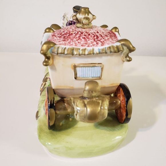 Capodimonte-Style Princess in a Horse Drawn Carriage Porcelain Made in Japan - Picture 13 of 14